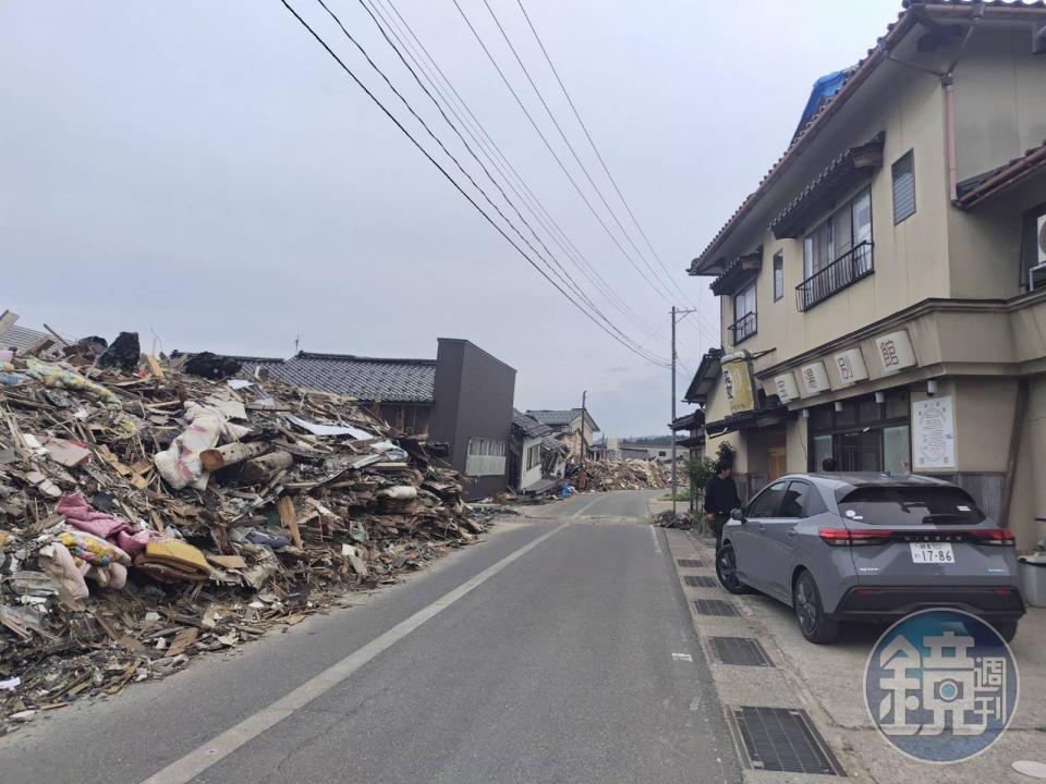 「寶湯」溫泉本館（圖左）因地震全毀，分館（圖右）尚能勉強營業。