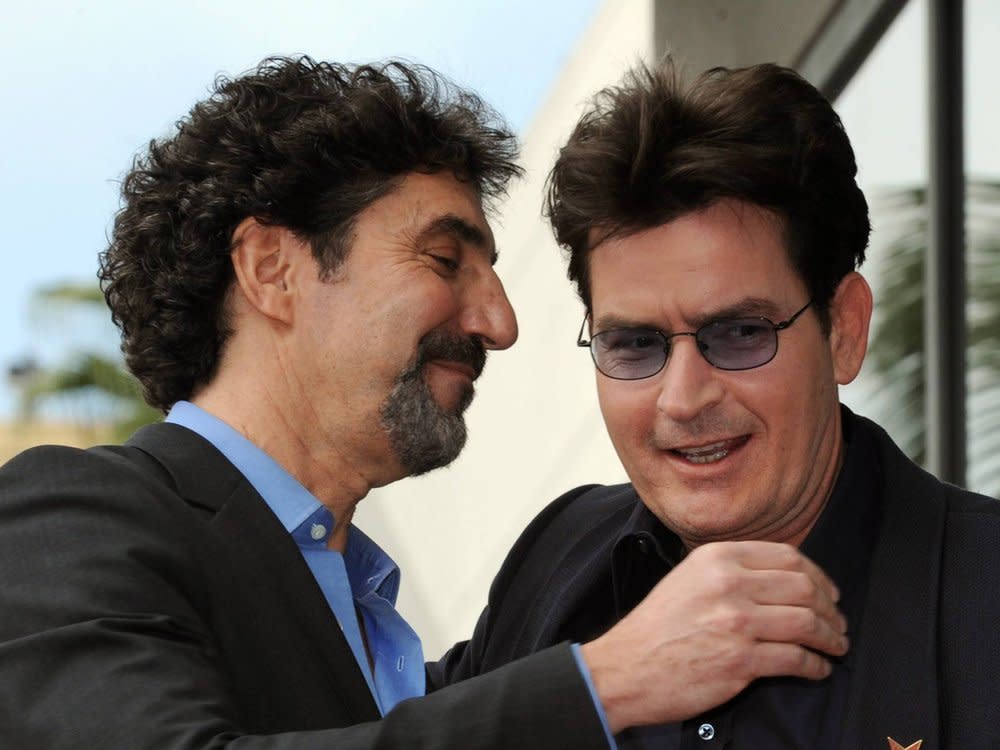 Der Streit zwischen Star-Produzent Chuck Lorre (l.) und seinem Sorgenkind Charlie Sheen scheint endgültig beigelegt (Bild: imago/UPI Photo)