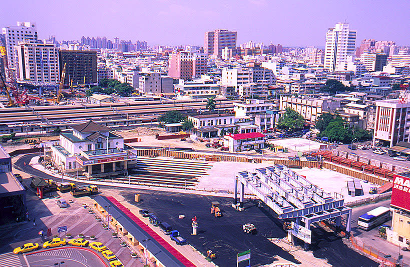 高雄車站原本的帝冠式建築，未來將呈現嶄新的面貌。   圖：高雄市政府/提供