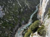 Schwindelerregend steil geht es hinunter: Wer Höhenangst hat, ist auf der Route des Crêtes nicht gut aufgehoben. Foto: VP itinérances Alpes de haute Provence