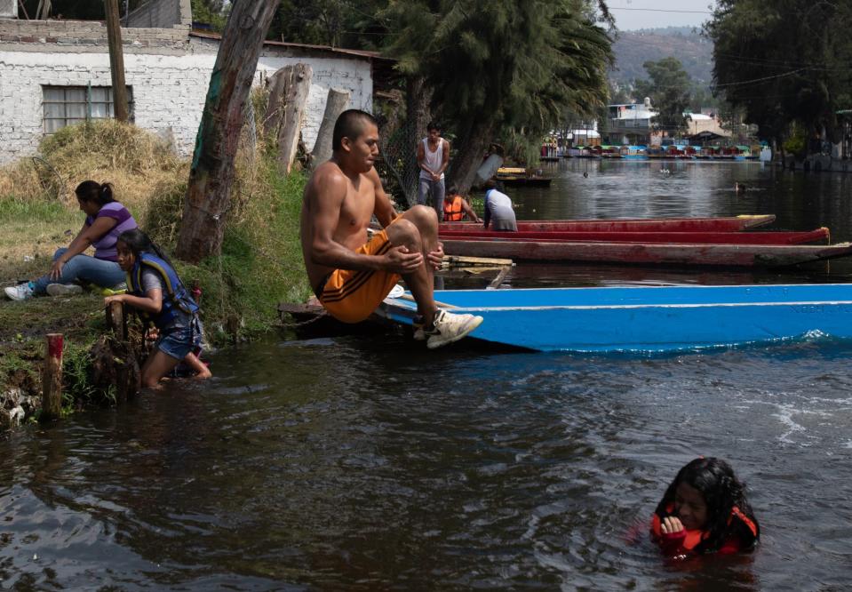 Una escena en los embarcadores de Nativitas en Xochimilco, Ciudad de México, donde la gente busca refrescarse como pueda 
FOTO ARCHIVO: ANDREA MURCIA /CUARTOSCURO.COM