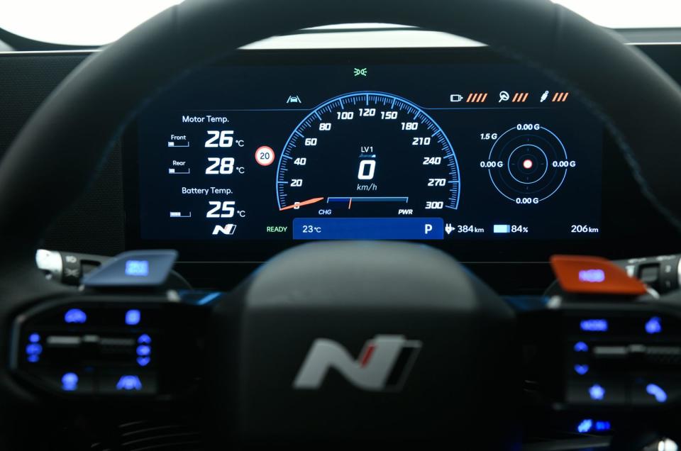 以駕駛者為中心的車艙第一視覺，IONIQ 5 N大幅強化內裝佈局，換上專屬N性能多功能方向盤，快速切換駕駛模式，亦能直接啟動N超增壓模式 (N Grin Boost) 與N換檔回饋 (N e-Shift) 。同時，設計風格與抓握感針對性能操控需要升級，配合N Performance品牌LOGO與對比色縫線點綴，視覺、觸感以及極限操作同步強化。