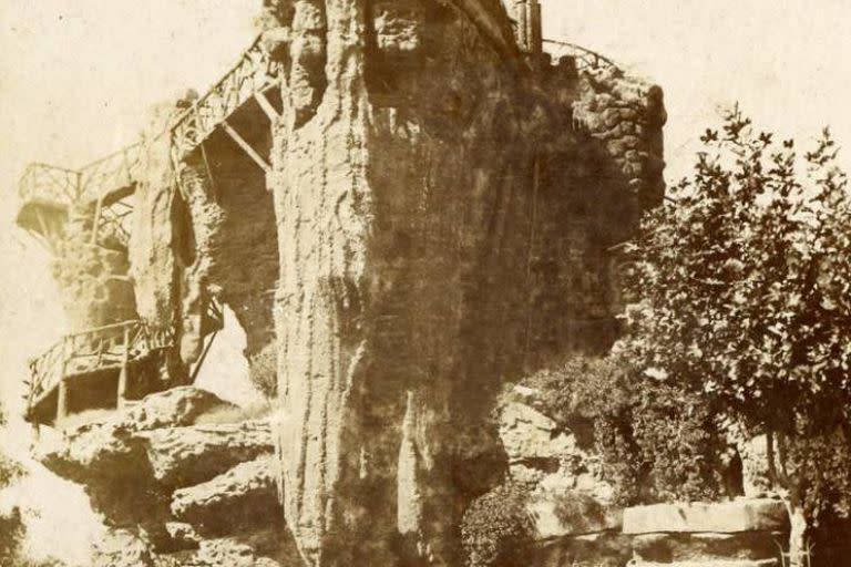 La gruta de Constitución tenía una parte que era como un castillo semidestruído y otra que representaba lava deslizándose sobre la roca