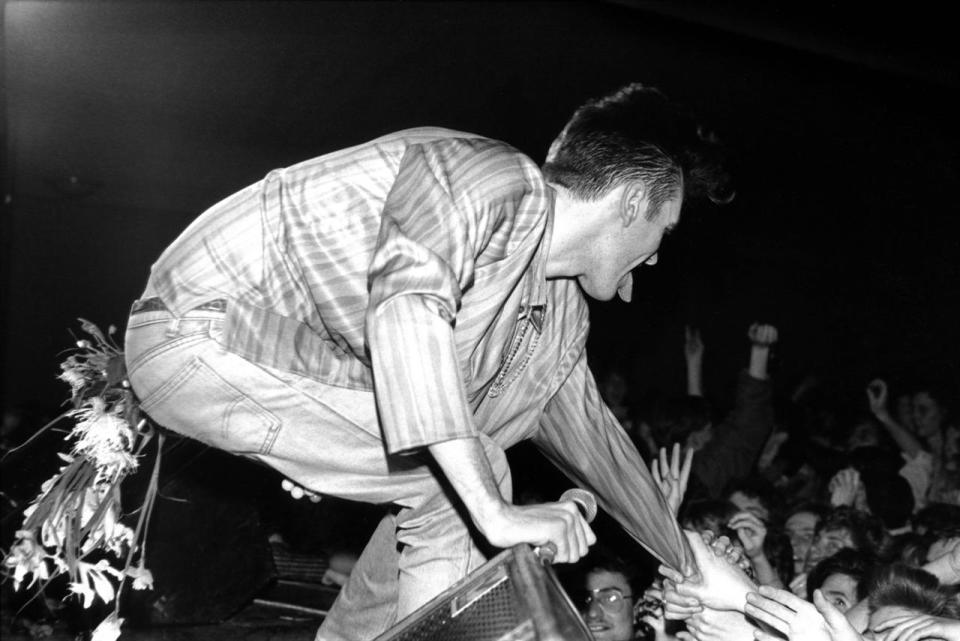 Smiths frontman Morrissey wears 501s in concert