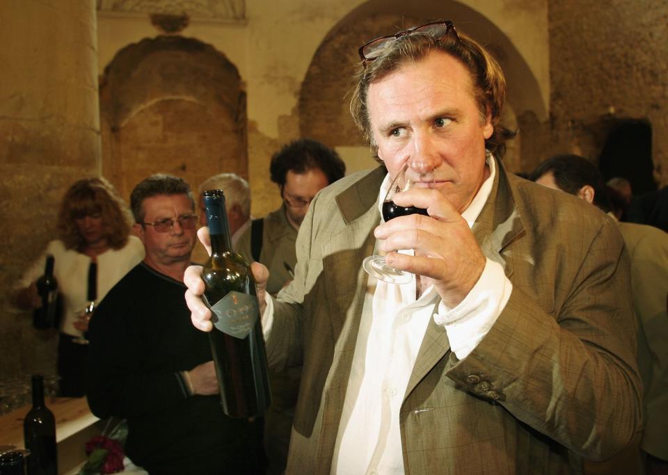 Mit der Aussage, dass er bis zu 14 Flaschen Wein an einem Tag trinke, schockte Gérard Depardieu 2014 in einem Interview. Immerhin kann es sein eigener sein: Seit 1989 keltert er im Anjou selbst. (Bild: Pascal Parrot/Getty Images)