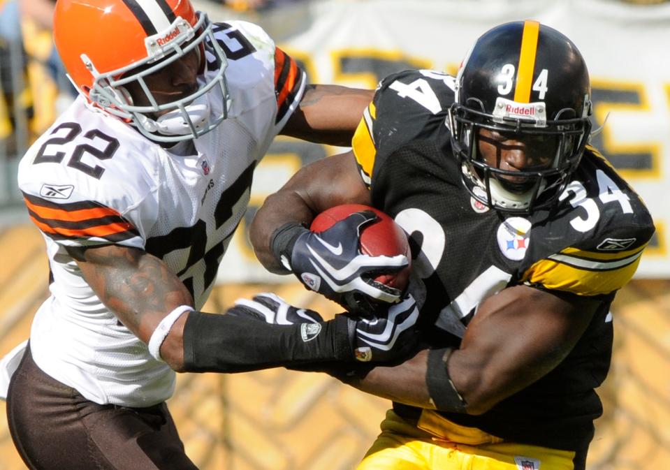 Steelers running back Rashard Mendenhall runs around right end past Browns defender Brandon McDonald for 11-yards in the third quarter in Pittsburgh, Sunday, Oct. 18, 2009.
