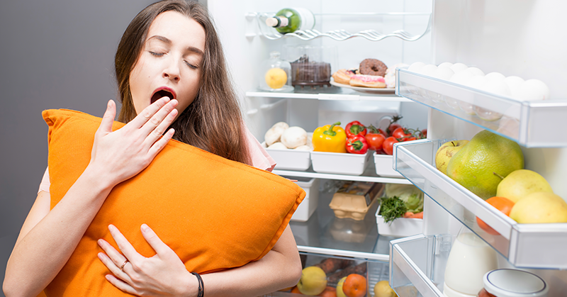 Para evitar desarrollar un tumor de mama o de próstata, adelanta la hora de la cena y espera un tiempo prudencial para hacer la digestión antes de irte a la cama. (Foto: Getty)