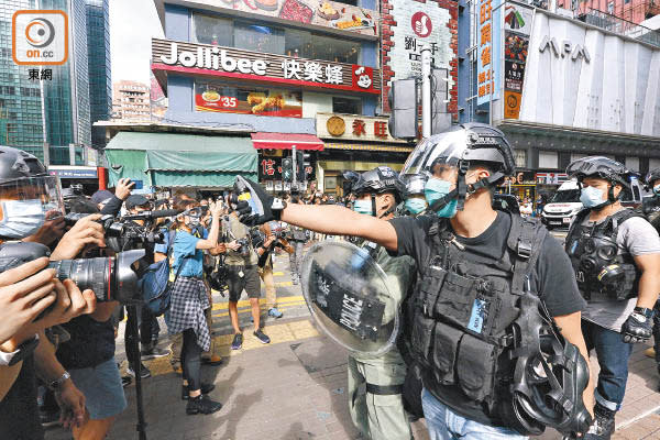 旺角：防暴警察在朗豪坊外驅散聚集市民。（何天成攝）