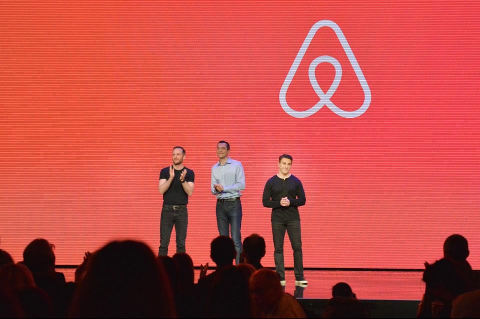 LOS ANGELES, CA – 17. NOVEMBER: (v.l.n.r.) Airbnb Gründer CTO Nathan Blecharczyk, Chief Product Officer Joe Gebbia und CEO Brian Chesky sprechen auf einer Bühne bei der Vorstellung von „Introducing Trips“ bei der Airbnb Open LA am 17. November 2016 in Los Angeles, Kalifornien. (Foto von Charley Gallay/Getty Images für Airbnb)