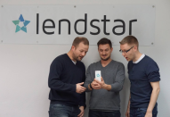 <p>250.000 Euro hat Jochen Schweizer in das Finanznetzwerk Lendstar investiert. Hierbei können Freunde sich mit einem einfachen Klick Geld per App überweisen. Schweizer hatte gleich noch eine Weiterentwicklung im Sinn: Nun kann man das Tool nutzen, um gemeinsam bei Onlinehändlern zu bezahlen, etwa ein Geburtstagsgeschenk. Das Wachstum habe sich enorm beschleunigt, mittlerweile habe es schon über 100.000 Downloads gegeben. Der Umsatz habe sich bis 2016 im Vergleich zum Jahr vor der Show verfünffacht und sei nun sechsstellig. (Bild: facebook.com/Lendstar) </p>