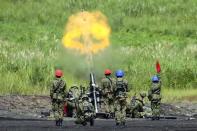 Japanische Bodentruppen testen einen Granatwerfer während einer jährlichen Militärübung in Higashi Fuji südwestlich von Tokyo. (Bild: Eugene Hoshiko/AP)