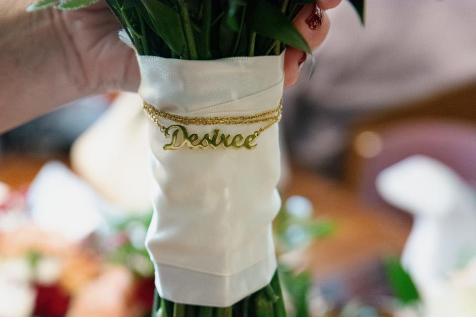 Katherine Schroeder-Herrmann paid tribute to her heart donor, Desiree Burge, at her wedding by having her name on the bouquet.