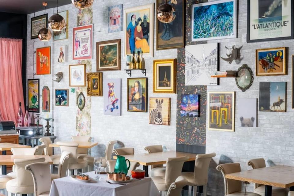 Ostrow Brasserie cuenta con más de 40 obras de arte de la propia colección de la chef Olivia Ostrow.