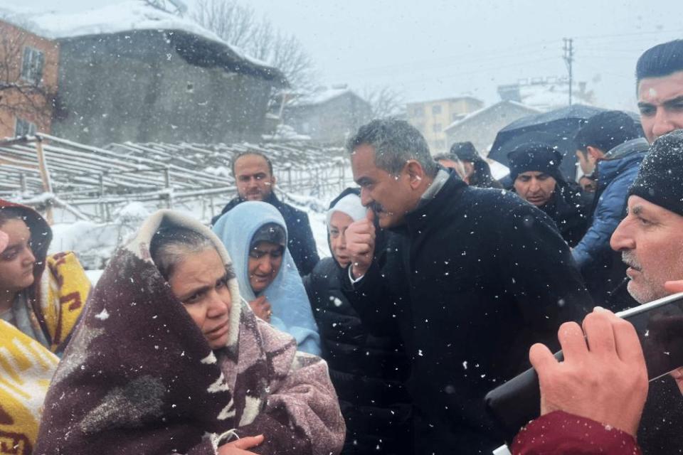 強震災民於大雪中