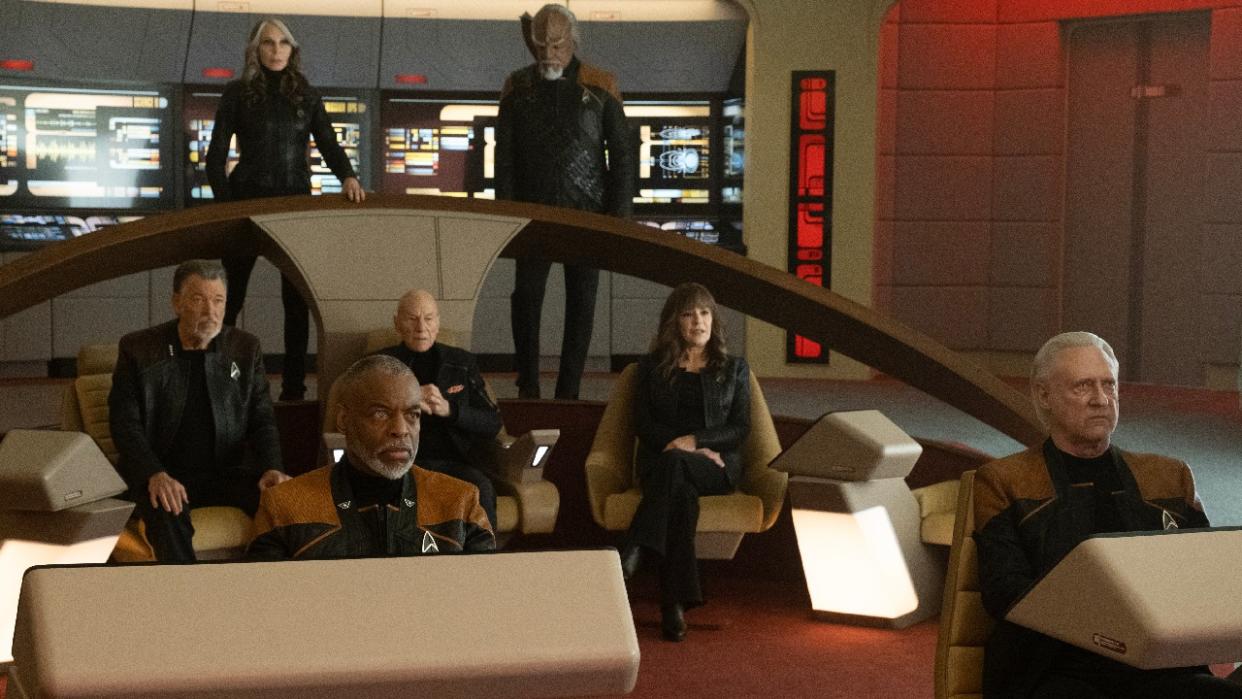  The Enterprise D crew on the bridge 