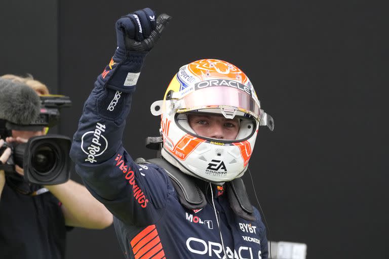 El piloto neerlandés de Red Bull, Max Verstappen saluda a los fanáticos tras alcanzar el mejor tiempo en la clasificación de cara al Gran Premio de la Formula 1 este domingo en Spielberg, Austria. Viernes 30 de junio de 2023 (AP Foto/Darko Bandic, Pool)