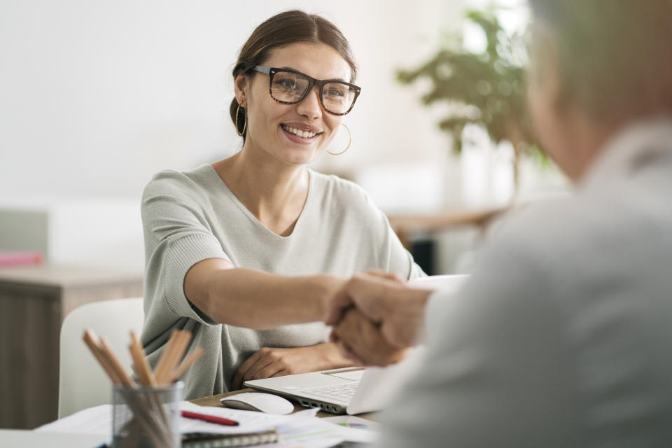 <strong>Aspectos que puedes negociar en una oferta de trabajo que no son tu salario. Foto: Getty Creative</strong>