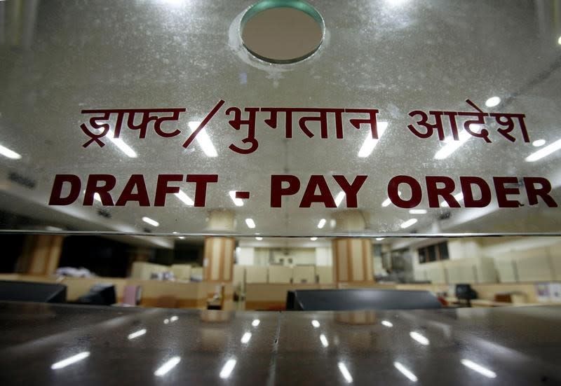 An empty bank counter is seen in Mumbai January 25, 2008. REUTERS/Punit Paranjpe/Files