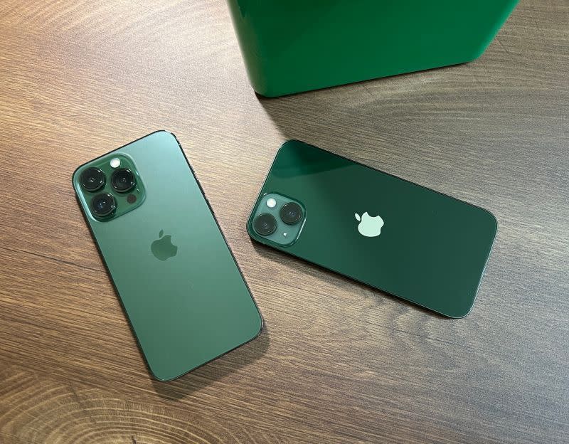 ▲蘋果的手機iPhone每年都會推出新一代款式，上一款軍綠色的iPhone13系列備受好評。(圖／記者周淑萍攝)