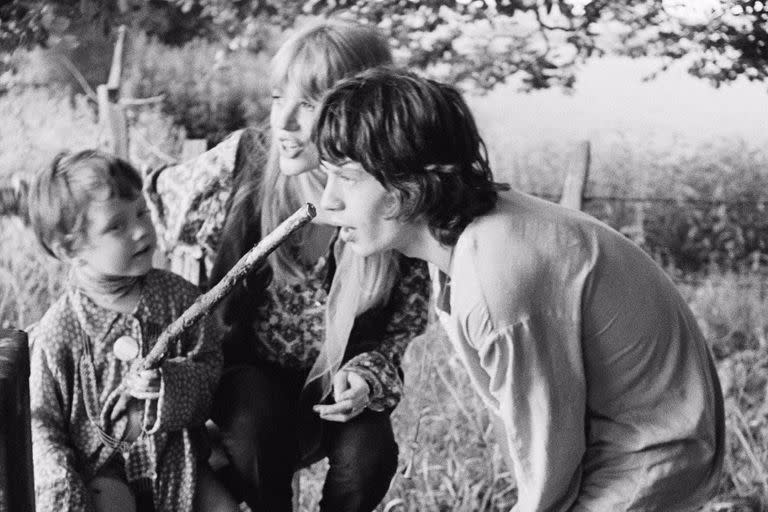 El pequeño Adam, Mick Jagger y su novia Marianne Faithfull, en los 60, retratados por el gran Michael Cooper