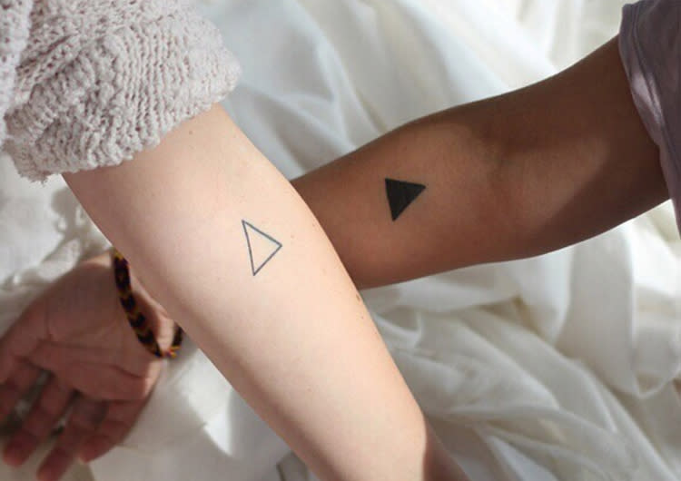 <p>Diese individuellen Dreiecke zeigen gleich, dass sich hier zwei Menschen ergänzen.<br>(Foto: Instagram/@coffeestainsandcigarettes) </p>