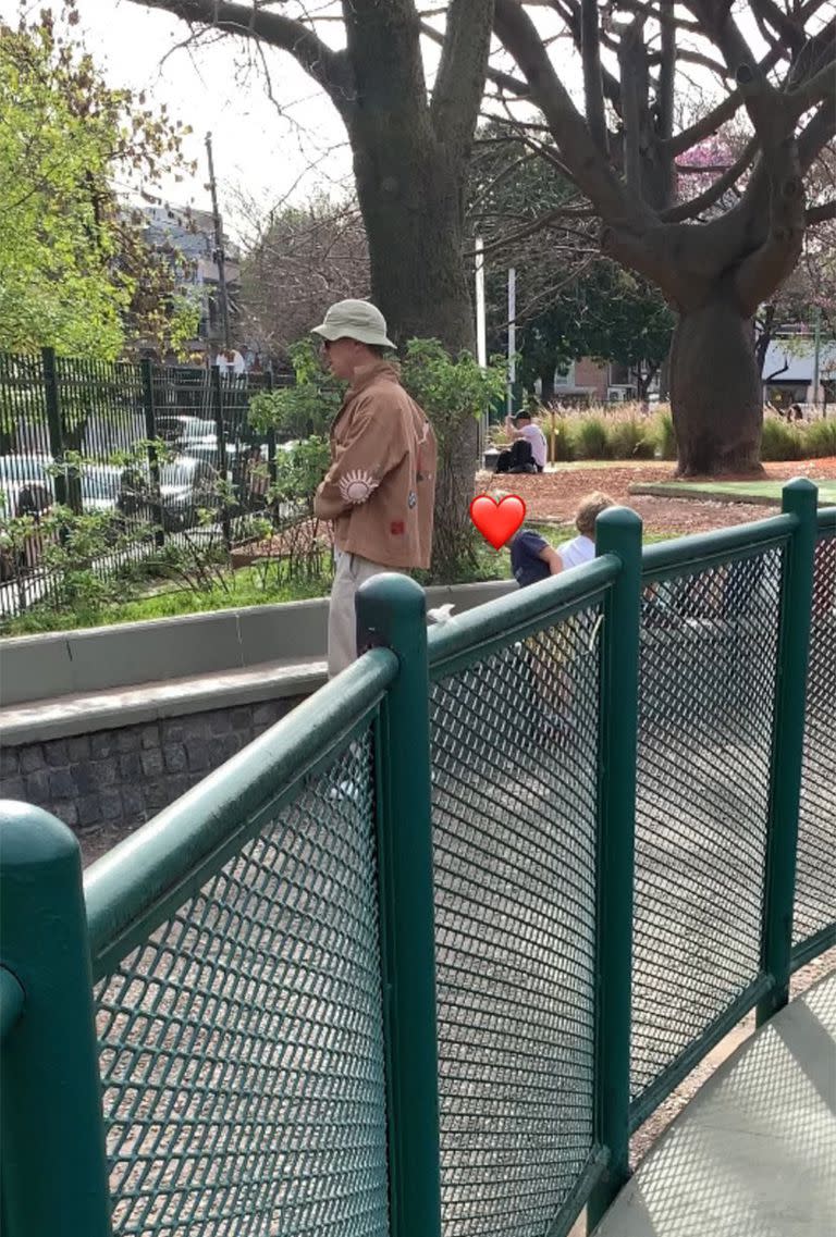 Benedict Cumberbatch disfrutó del sol de la mañana junto a su esposa y sus hijos en Plaza Armenia