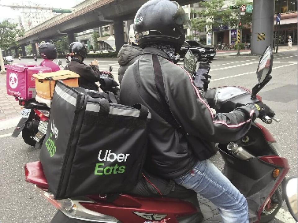 明台產險推出國內第一張「外送員第三人責任險」，第一張保單已由Uber Eats投保，6月1日生效。圖／本報資料照片