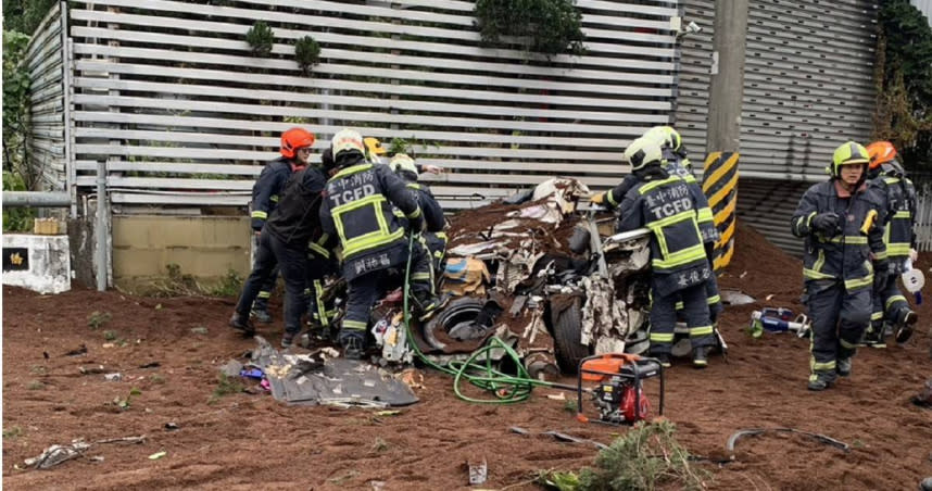 台中市大坑東山路二段10日上午發生嚴重車禍，現場1輛小客車當場遭大貨車壓成廢鐵，車內一對母子也因此身受重傷現仍在加護病房觀察中。（圖／翻攝畫面）