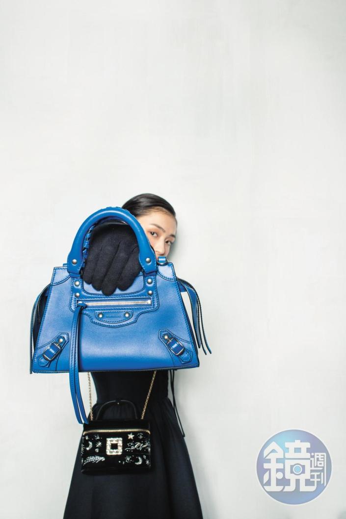 （前）Neo Classic City Mini迷你天藍色新機車包手提包NT$62,900 by BALENCIAGA；（後）Vanity星空刺繡鑽扣迷你提包NT$68,000 by Roger Vivier；	黑色羊毛高腰長裙NT$100,000 by Dior。