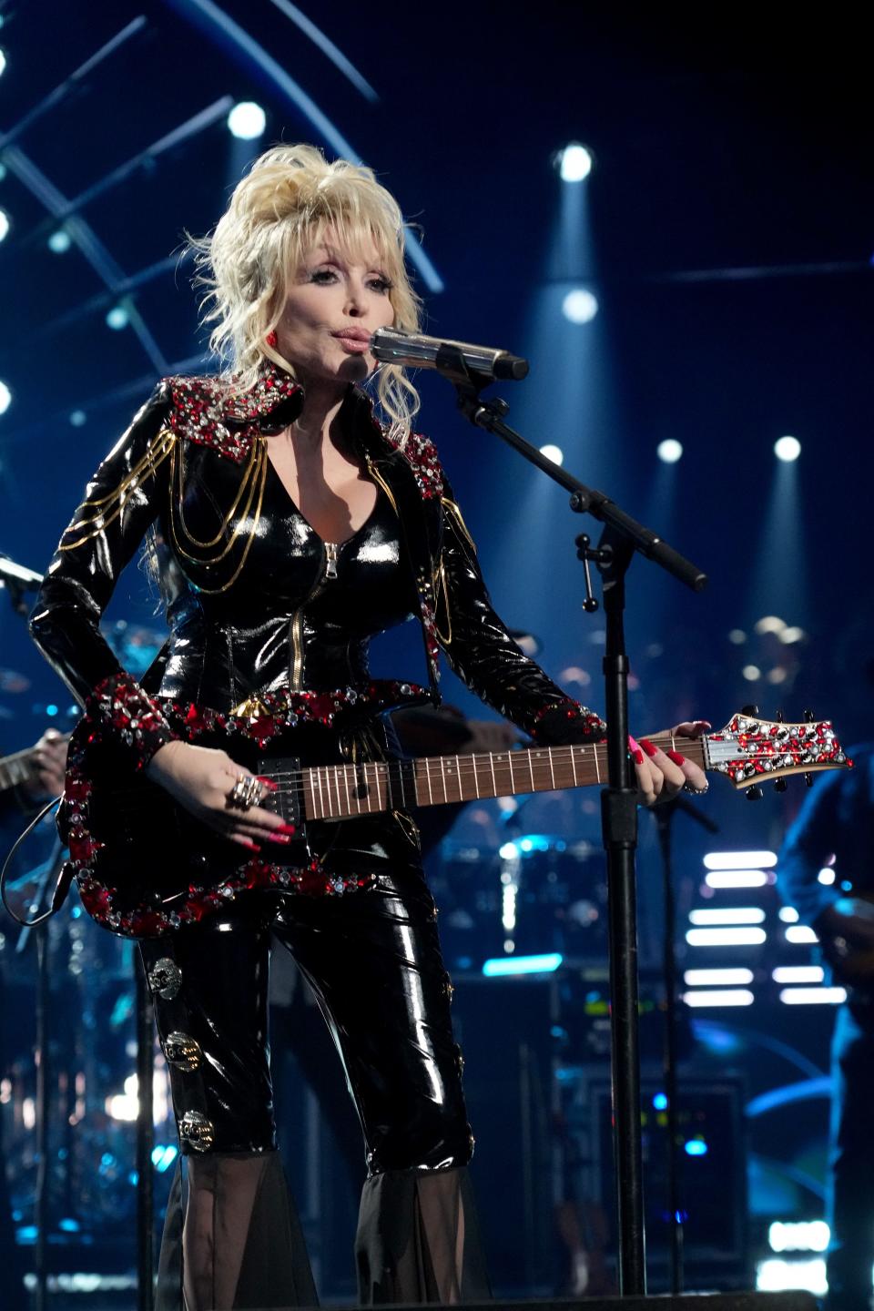 Inductee Dolly Parton performs onstage during the 37th Annual Rock & Roll Hall of Fame Induction Ceremony at Microsoft Theater on November 05, 2022 in Los Angeles, California.