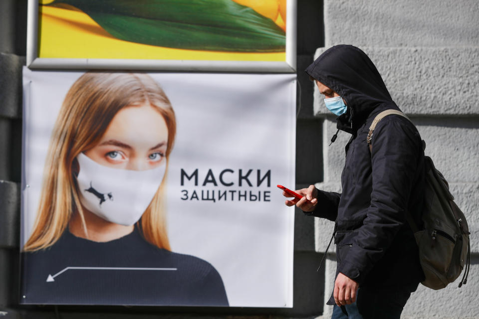 NOVOSIBIRSK, RUSSIA - MARCH 30, 2020: A man in a face mask seen in a street during the COVID-19 pandemic. Russian President Vladimir Putin has declared a week off work and urged people to stay home to prevent the spread of the COVID-19 coronavirus. All enterprises in Novosibirsk Region are under quarantine. Kirill Kukhmar/TASS (Photo by Kirill Kukhmar\TASS via Getty Images)