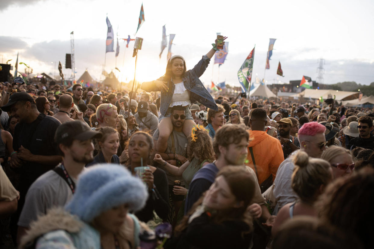 Cette année, au festival de Glastonbury, les stars étaient sur scène mais aussi devant, comme l’a prouvé le jeune Finley. 