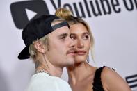 Dans un entretien pour le numéro de mars 2020 de la version américaine du magazine <em>Elle</em>, Hailey Baldwin se confie longuement sur son mariage avec Justin Bieber. Le mannequin révèle que la maladie de Lyme et la dépression dont souffraient le musicien ont eu un impact sur leur couple. "<em>Pendant des mois, j'essayais de trouver ma place en tant que jeune épouse pour l'aider à chercher ce qui n'allait pas</em>, explique-t-elle. <em>Aujourd'hui, il est en parfaite santé.</em> [...] <em>On a été contraints à gérer des choses difficiles dès le début. Lorsqu'on ne sait pas ce qui se passe, c'est très effrayant.</em>" De son côté, Justin Bieber ne tarit pas d’éloges à l’égard de sa compagne et affirme que son soutien a été indispensable. Cependant, son ex Selena Gomez ne semble pas convaincue par cet amour véritable. Dans son titre <em>Feel Me</em>, figurant sur son nouvel album intitulé <em>Rare</em>, la chanteuse lance : "<em>Bébé, tant que tu ne seras pas avec moi. Tu seras toujours seul</em>". Difficile de ne pas voir une allusion à son ex dans ces paroles… Dans la chanson <em>Lose You To Love Me, </em>avec laquelle elle revient sur leur histoire passée, Selena Gomez entonne : "<em>En deux mois tu nous as remplacés. Comme si c’était facile</em>". Un constat amer auquel Hailey Baldwin a visiblement décidé de répondre. "<em>En deux mois, une personne peut vous faire ressentir ce qu’une autre personne n’a pas pu en deux ans. Le temps ne signifie rien, c’est la personnalité qui compte</em>", a-t-on pu lire dans sa story Instagram le 19 février dernier. <em>(Photo by Axelle/Bauer-Griffin/FilmMagic via Getty Images)</em>