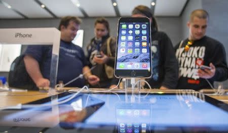 People try out the iPhone 6 at the Apple store in Berlin September 19, 2014. REUTERS/Hannibal