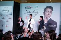 <p>Song Seung Heon takes a welfie with 1,500 excited fans at the public meet-and-greet event at The Cathay. (Photo: Singtel) </p>