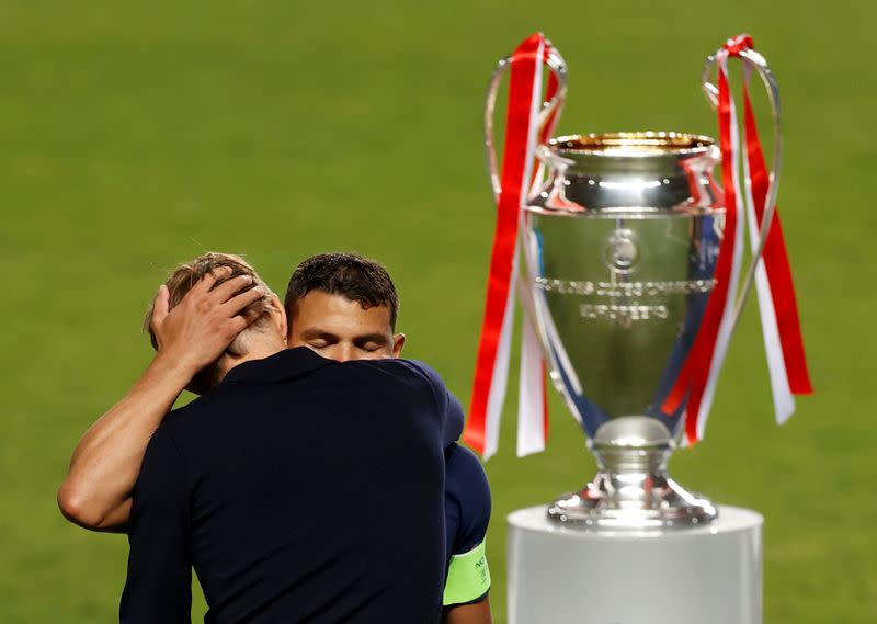 El defensa brasileño del PSG Thiago Silva se abraza a su entrenador, el alemán Thomas Tuchel, tras el partido