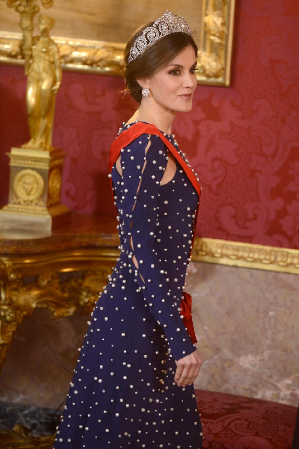 queen letizia of spain tiaras, spanish royalty jewelry, MADRID, SPAIN - APRIL 16: Queen Letizia of Spain hosts a dinner gala for the President of Portugal Marcelo Rebelo de Sousa at the Royal Palace on April 16, 2018 in Madrid, Spain. (Photo by Borja Benito - Pool/Getty Images)