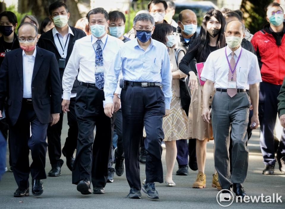 台北市長柯文哲視察建國中學心肌炎研究心電圖施作流程後受訪。   圖：張良一 / 攝