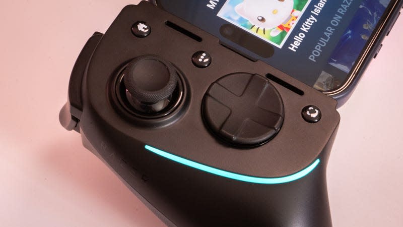 The directional pad on the Kishi Ultra offers a satisfying click-back. - Photo: Florence Ion / Gizmodo