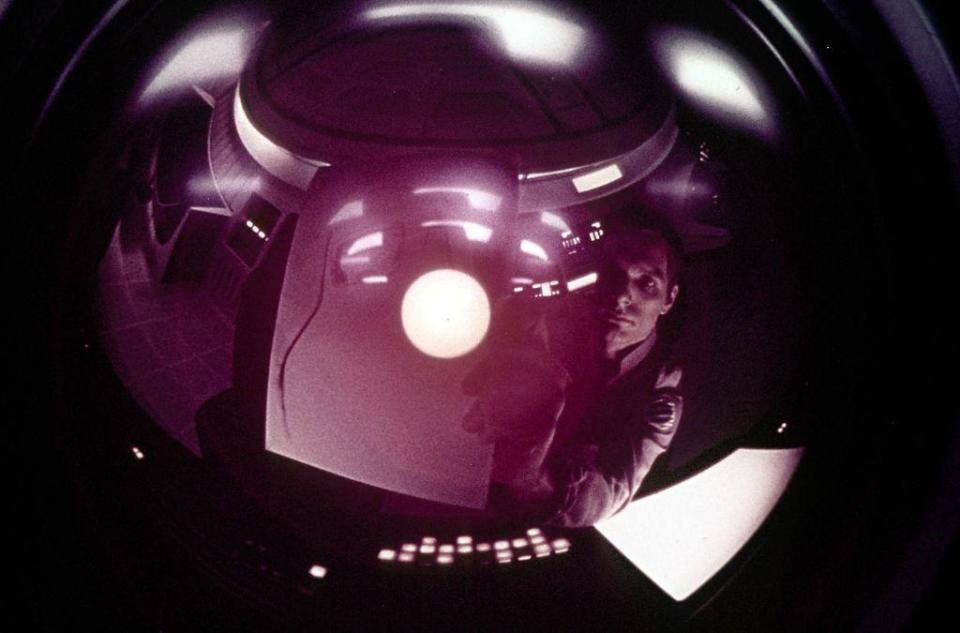 La imagen del astronauta Bowman reflejada en la lente de HAL
