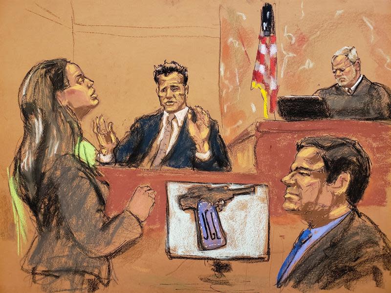 Reproducción fotográfica de un dibujo realizado por la artista Jane Rosenberg donde aparece la exdiputada mexicana y amante de Joaquín “El Chapo” Guzmán, Lucero Guadalupe Sánchez (izquierda), mientras rinde testimonio junto al narcotraficante mexicano Joaquín “El Chapo” Guzmán (derecha), su abogado Eduardo Balarezo (segundo a la izquierda) y el juez de la corte federal de Brooklyn Brian Cogan (arriba) en el tribunal del Distrito Sur en Brooklyn, Nueva York (EE.UU.). Foto EFE.