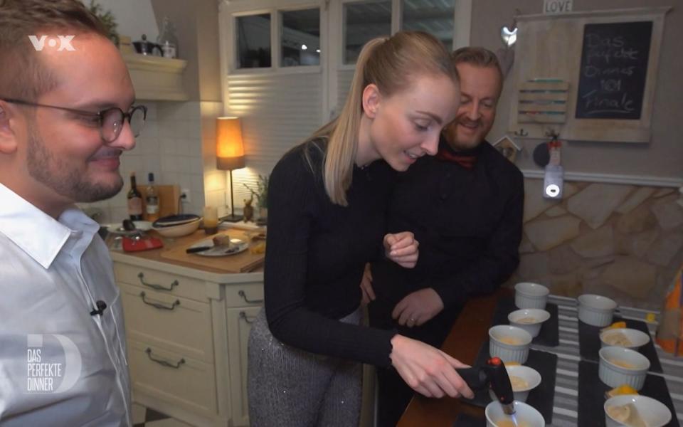 Laura darf ihre Crème brûlée selbst flambieren.
 (Bild: RTL)