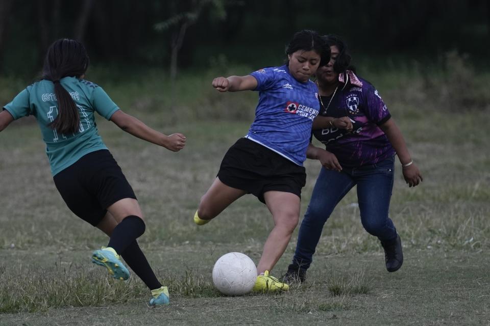 Madaí Gómez, en el centro, juega al fútbol en Plan de Ayala, un pueblo tojolabal en el municipio de Las Margaritas del estado de Chiapas, México, el jueves 2 de mayo de 2024. Gómez cree en el potencial de las mujeres de su comunidad y piensa que la primera mujer presidenta de México podrá ser una muestra de que ellas pueden hacer incluso más que los hombres. (AP Foto/Marco Ugarte)