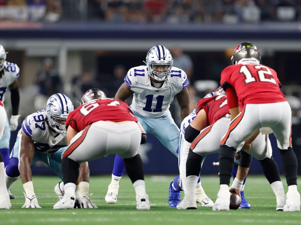 Micah Parsons lines up across from the Tampa Bay Buccaneers.