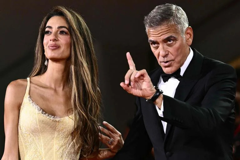 Clooney aprovechó los micrófonos que tuvo a su disposición en el Festival para hablar de política. El director y activista comentó por primera vez públicamente el artículo de opinión que escribió y fue publicado por The New York Times titulado “I Love Joe Biden, But We Need a New Nominee”, (Quiero a Joe Biden pero necesitamos un nuevo nominado), una toma de posición que para muchos precipitó la decisión del presidente de los Estados Unidos de dejarle el lugar a su vicepresidenta, Kamala Harris