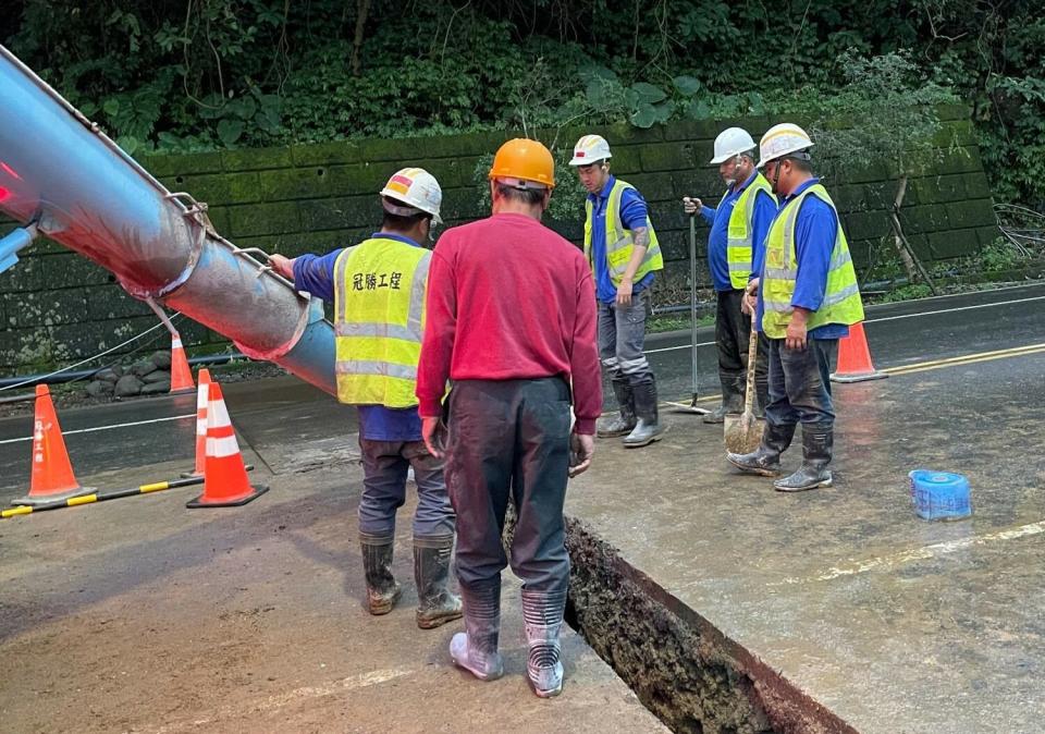 5日新北金山區台2甲線陽金公路指標4.5公里處發生大規模土石坍崩，讓台水公司林莊淨水場遭土石淹沒。   圖：台灣自來水公司／提供