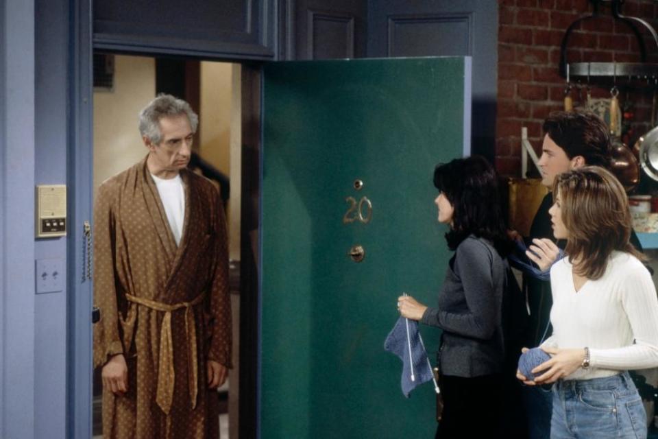 Larry Hankin as Mr Heckles, opposite Courteney Cox, Matthew Perry and Jennifer Aniston