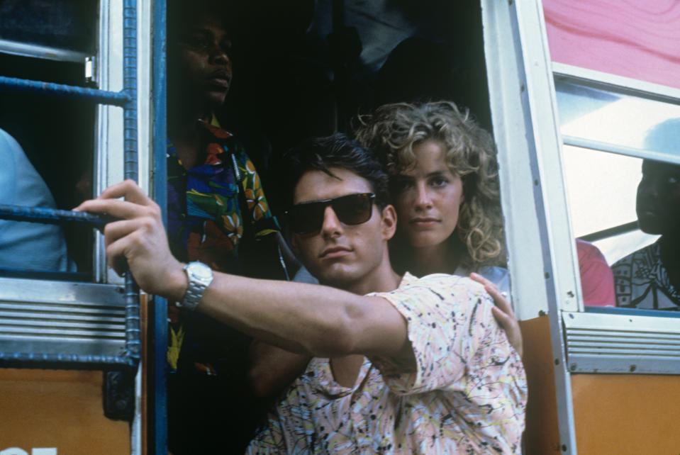 Los actores estadounidenses Tom Cruise y Elisabeth Shue posan a bordo de un medio de transporte en la película Cocktail. 1988 (Foto de Mondadori a través de Getty Images)