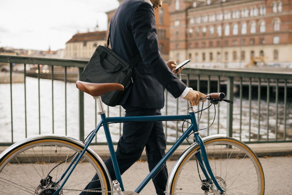 Wohin mit dem Handy beim Fahrradfahren? (Symbolbild: Getty Images)