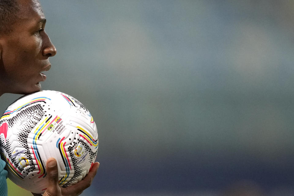 Pervis Estupiñán, de la selección de Ecuador, sostiene un balón durante el partido de la Copa América ante Brasil, el domingo 27 de junio de 2021, en Goiania (AP Foto/Ricardo Mazalan)